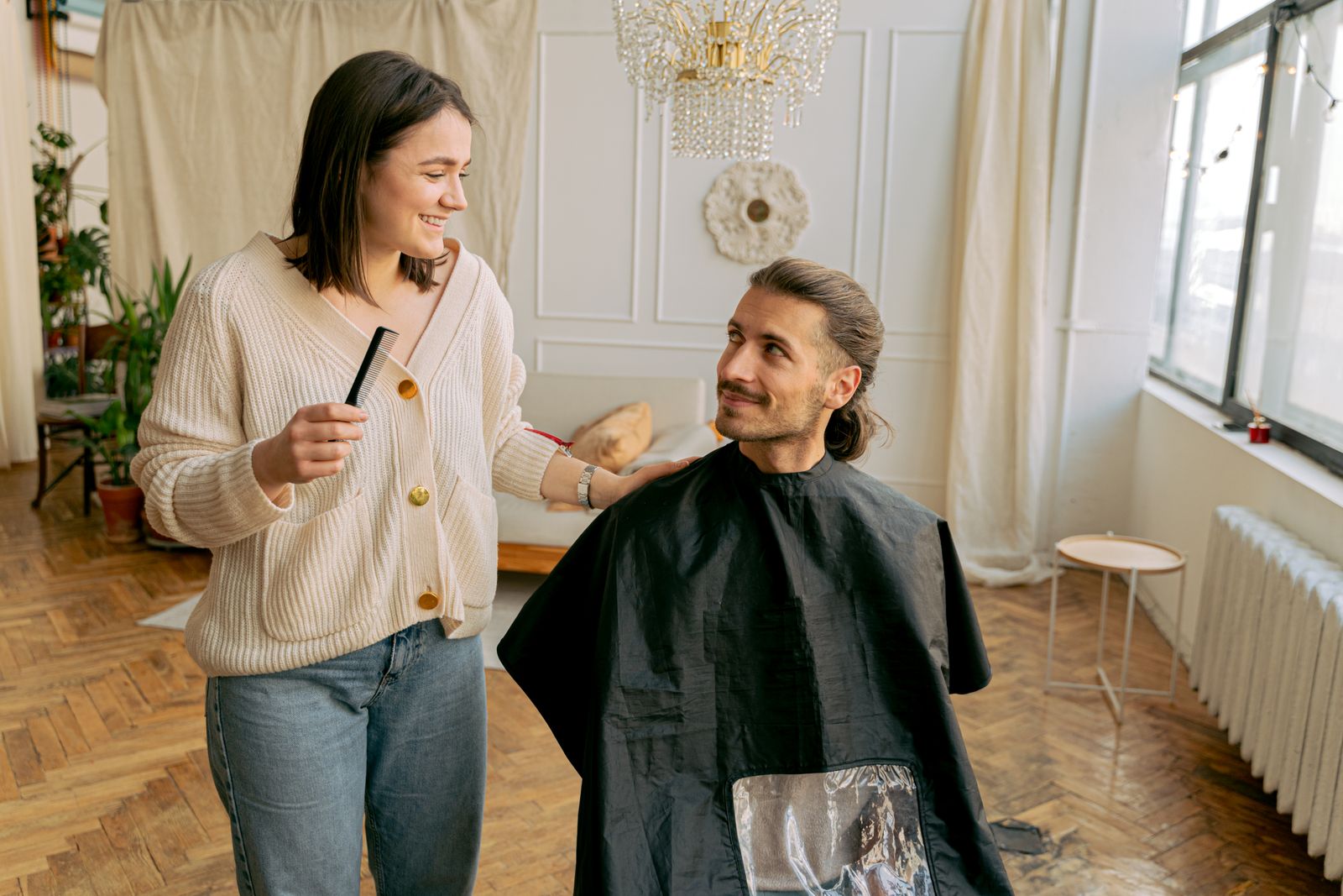A stylist talking a client through the cut in English before starting